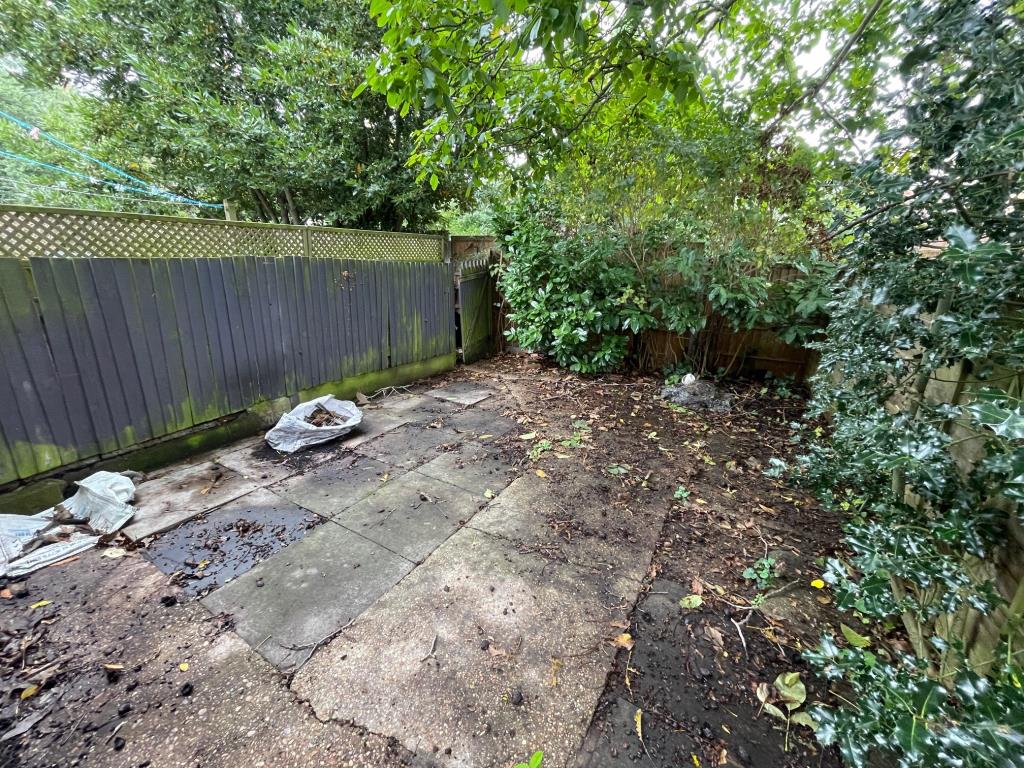 Lot: 126 - TERRACE HOUSE FOR IMPROVEMENT IN COLCHESTER CITY CENTRE - Rear garden/yard